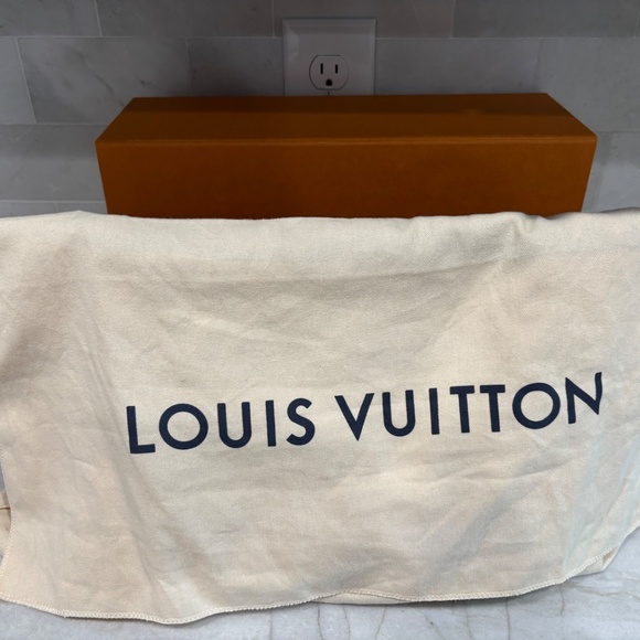 Louis Vuitton V Tote MM Noir - Picture 8 of 16